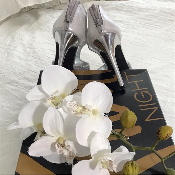 FIONI NIGHT 4 inch high heels, silver, size 7.5, single use. - Picture 9 of 9